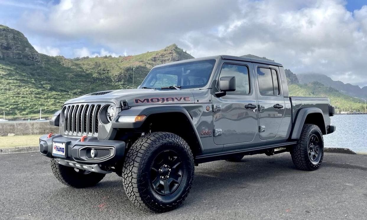 Picture of the car https://kauairentalcarsphotos.s3.us-west-2.amazonaws.com/jeepGladiator2022_10/image1.jpg