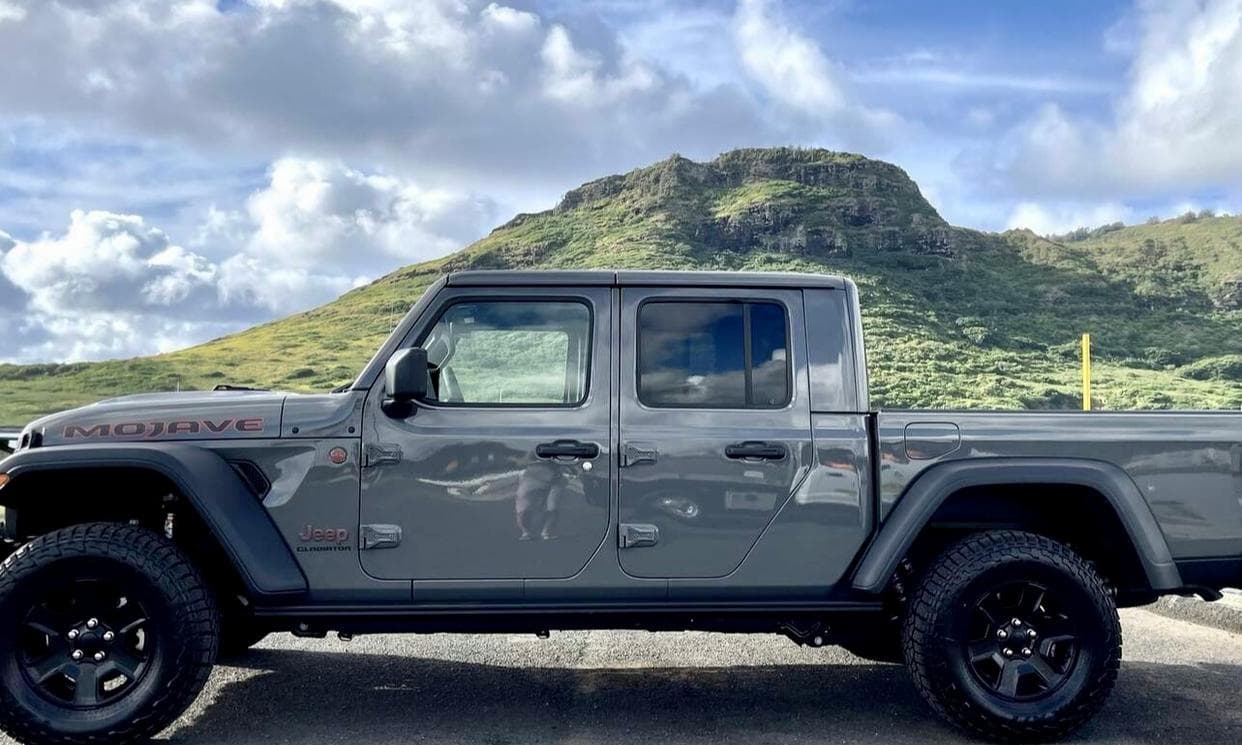 Picture of the car https://kauairentalcarsphotos.s3.us-west-2.amazonaws.com/jeepGladiator2022_10/image3.jpg