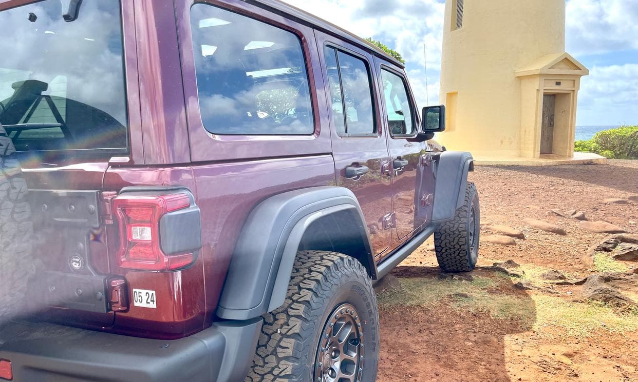 Picture of the car https://kauairentalcarsphotos.s3.us-west-2.amazonaws.com/jeepWranglerUnlimited2022_17/image16.jpg