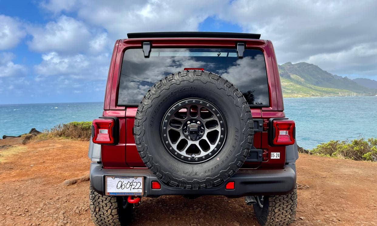 Picture of the car https://kauairentalcarsphotos.s3.us-west-2.amazonaws.com/jeepWranglerUnlimited2022_17/image4.jpg