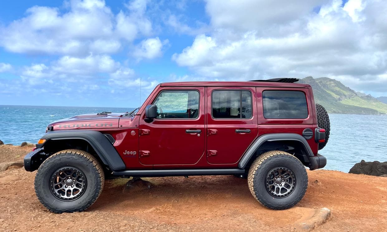 Picture of the car https://kauairentalcarsphotos.s3.us-west-2.amazonaws.com/jeepWranglerUnlimited2022_17/image5.jpg